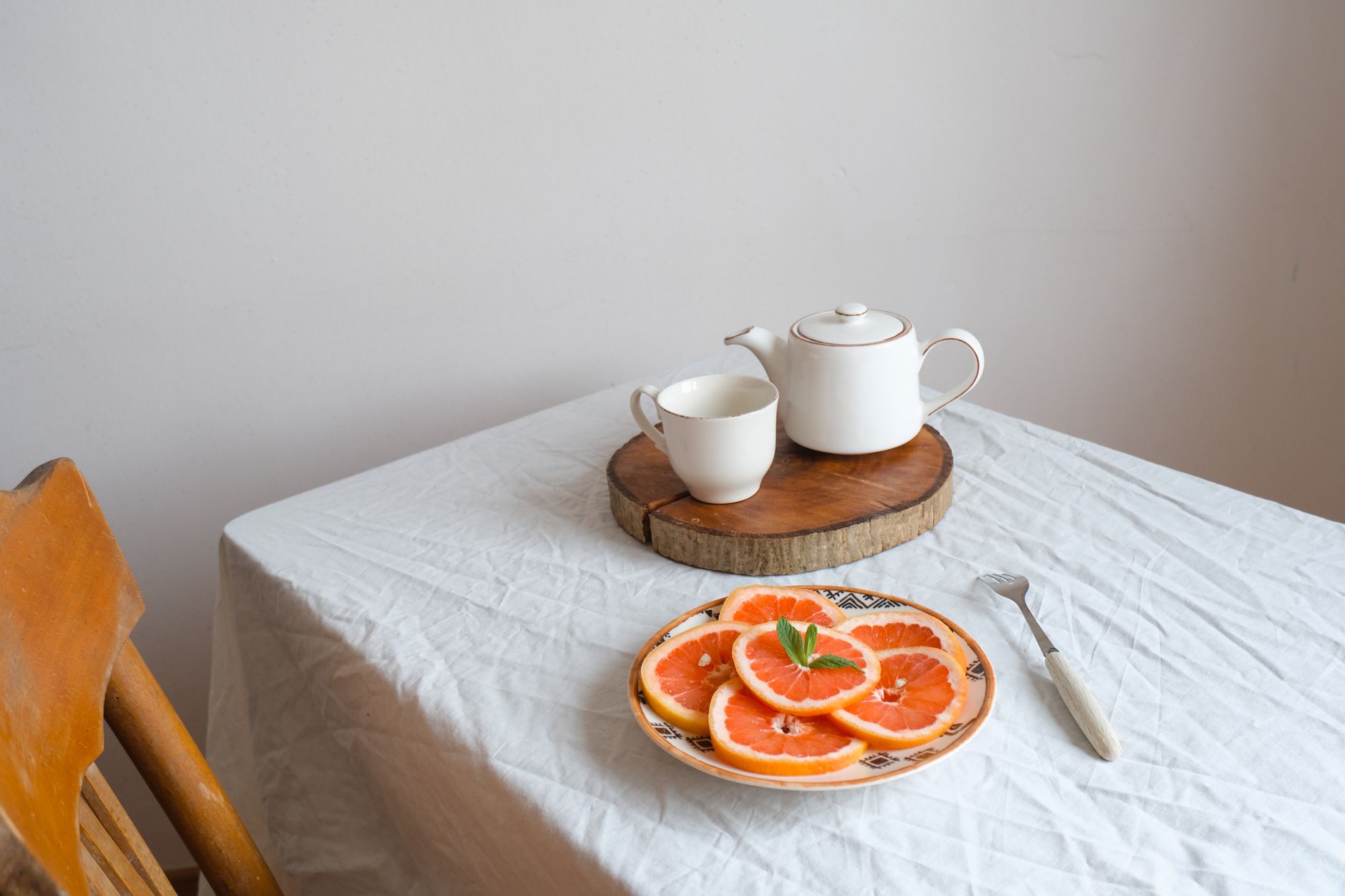 Tea set with fresh grapefruit slices for fruit tea